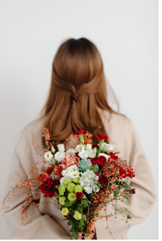 後ろ姿の女性の画像